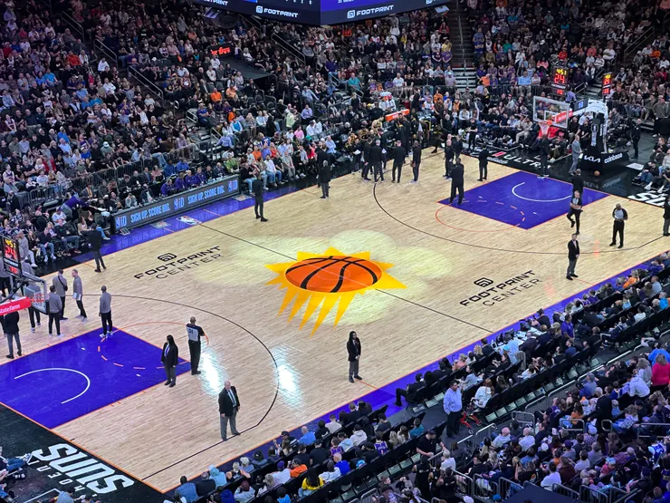 球場地板印上大大的主場隊-太陽隊的標誌,沒在怕踢館的啦! (圖/躲貓貓)