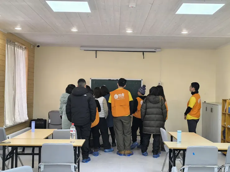 1242T對我而言是一個很特別的融合，有高手雲集而且健談好聊的社會人士，還有古靈精怪卻又活潑可愛的大學生，以及盡力參與每項活動卻又有點迷迷糊糊的國高中生。