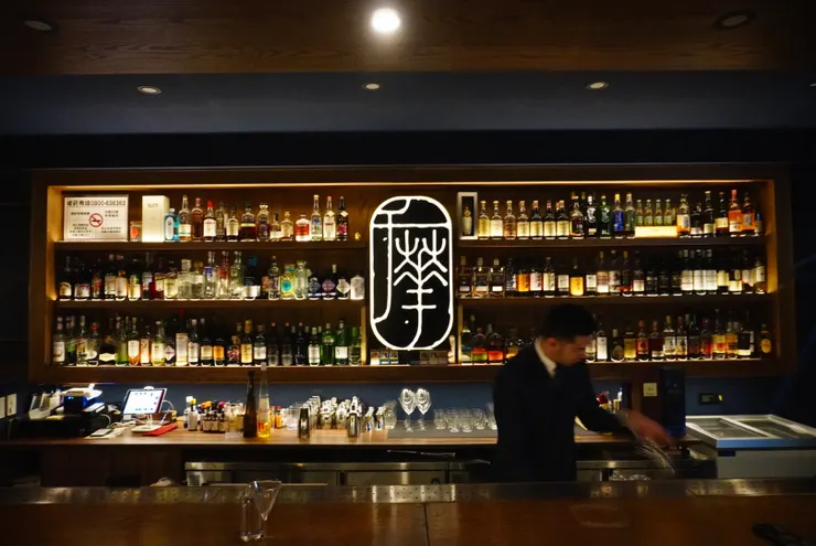 「Bar 千華」的酒牆全貌