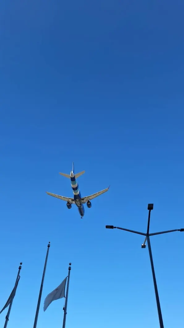 飯店門口可以看飛機