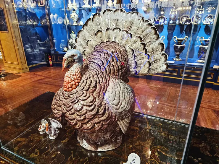 象徵豐饒與保護,和真實火雞尺寸一模一樣,栩栩如生。