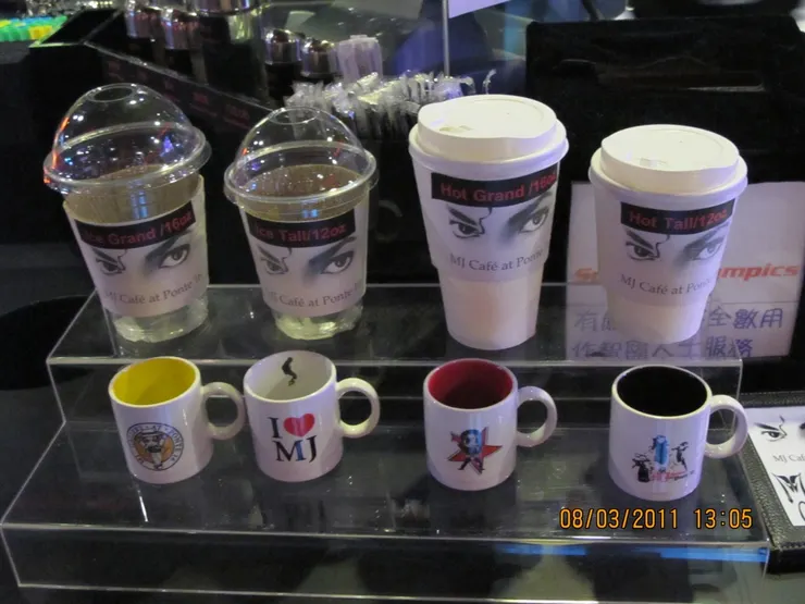 咖啡廳裏也有不同品種的咖啡出售，全都用上MJ肖像的杯子。