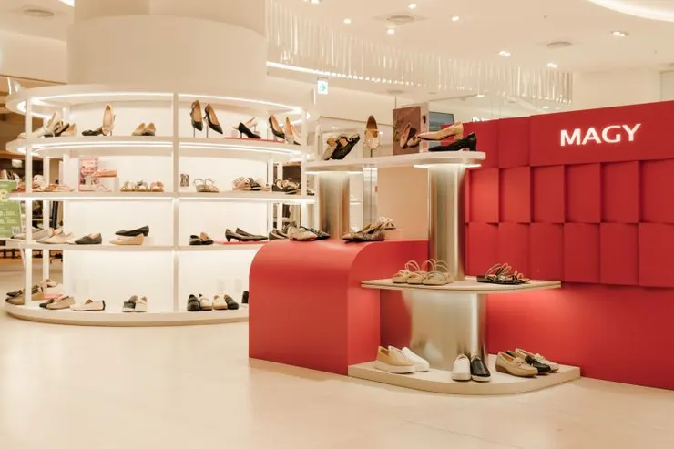 ▲以溫潤優雅的紅白色基底的MAGY櫃位,讓消費者自在體驗細膩質感與經典優雅。