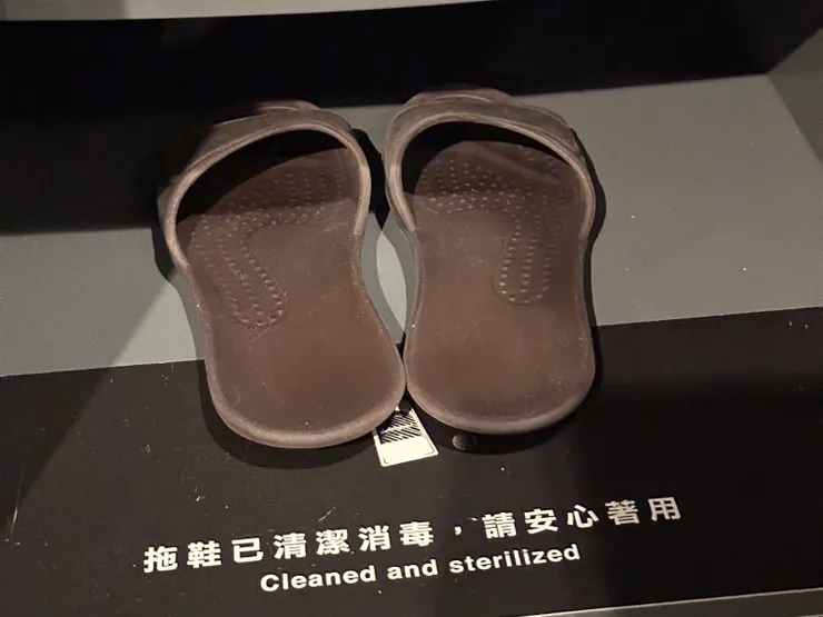 就算是睡床位,也有配備拖鞋