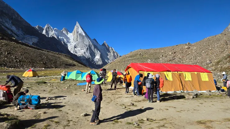 隊友們紛紛安全通過pass，抵達營地。