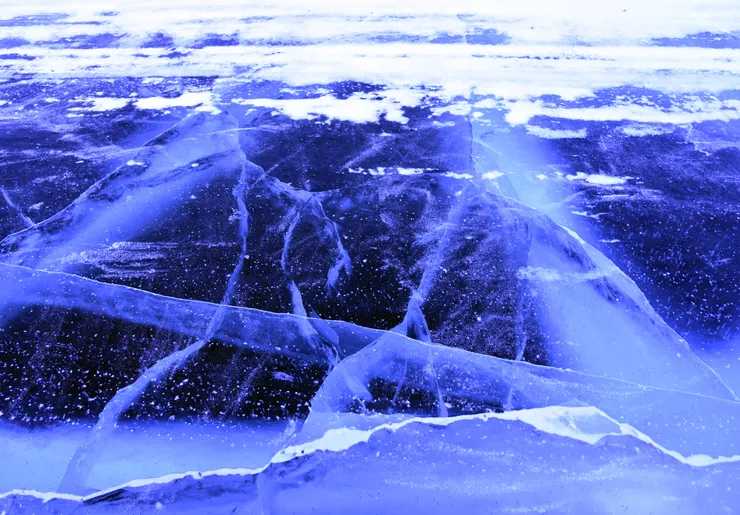 路面的薄雪被吹走，露出晶螢剔透的冰塊