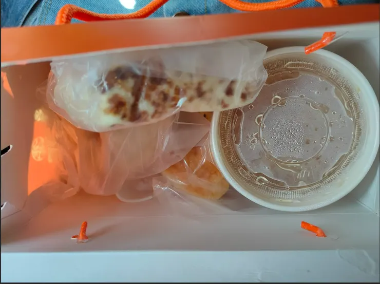 肉包、麵線、牛舌餅、鹹蛋糕