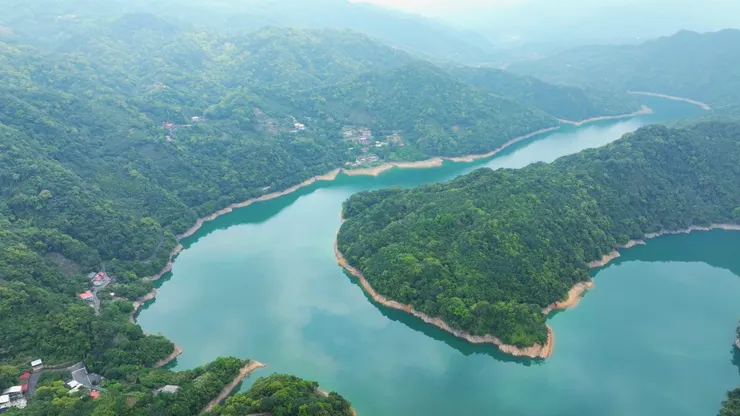 從北勢溪鳥瞰依水而居的永安里。