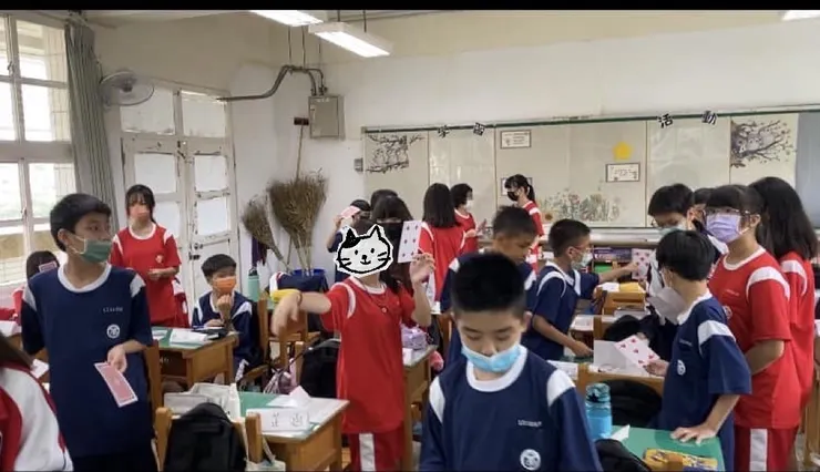 用超大型的撲克牌進行分組🤭（過程中有貓膩，每個人的發現各有不同）