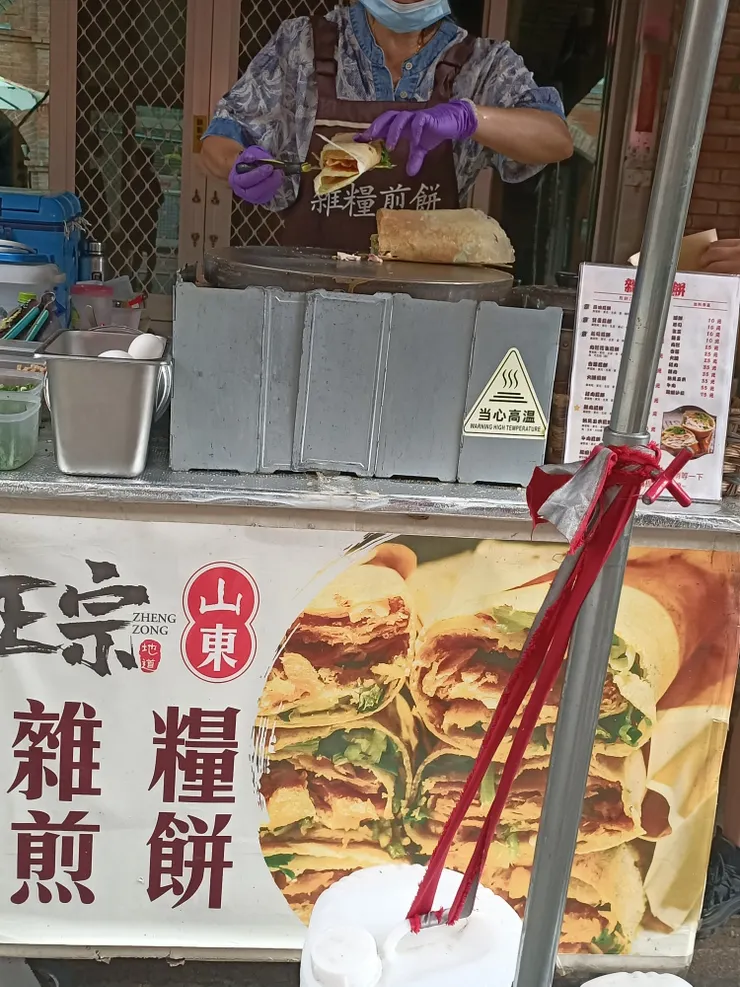 每次經過這家雜糧餅都好多人，今天難得沒人，買來吃看看