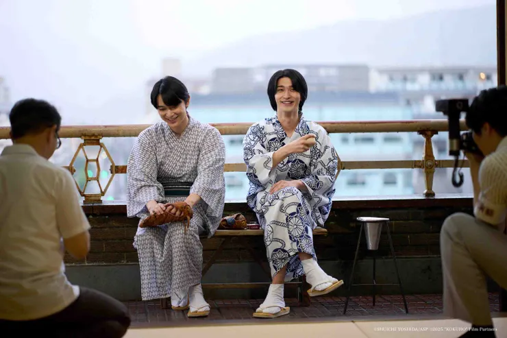 兩位男主角喜久雄（左，吉澤亮 飾）和俊寶（右，橫濱流星 飾）登台演出一戰成名後接受媒體採訪。圖／《國寶》