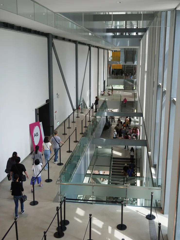 圖10：展區內空間，輪椅族或行動不便者僅能靠兩側電梯移動。