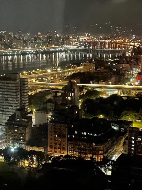 凌晨兩點多醒來，還以為已是天亮，窗外卻是淡水河岸的夜景。