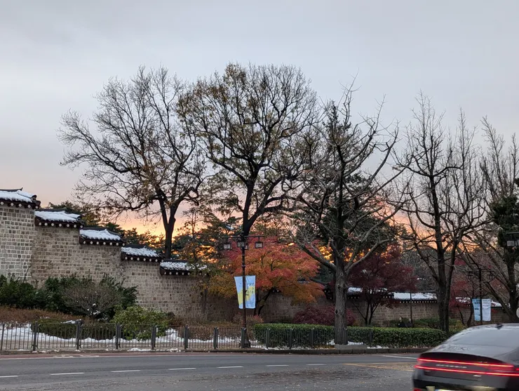 遠方的夕陽把天空染紅，只是近黃昏卻好美好美。