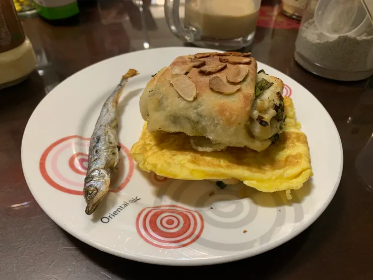 早餐吃姑姑做的燒餅，以及要為我儲備體力而準備的柳葉魚。