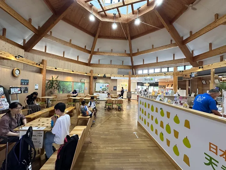 泡完之後還可以到附近的遊客中心買麵包,吃冰淇淋,也有不少將棋桌讓你免費玩喔!