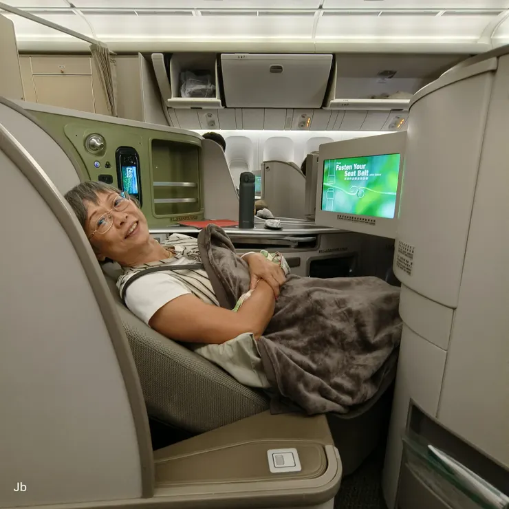 【吃吃喝喝躺平睡漫讀淵明評傳，十餘小時飛行砸錢換得不疲累！吃吃喝喝，看幾部影片、讀幾頁書，累了躺平睡一陣，十幾個小時很快就過了！