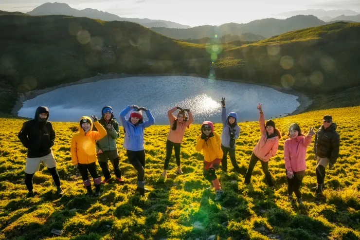 和探索戶外的好朋友們一起合照