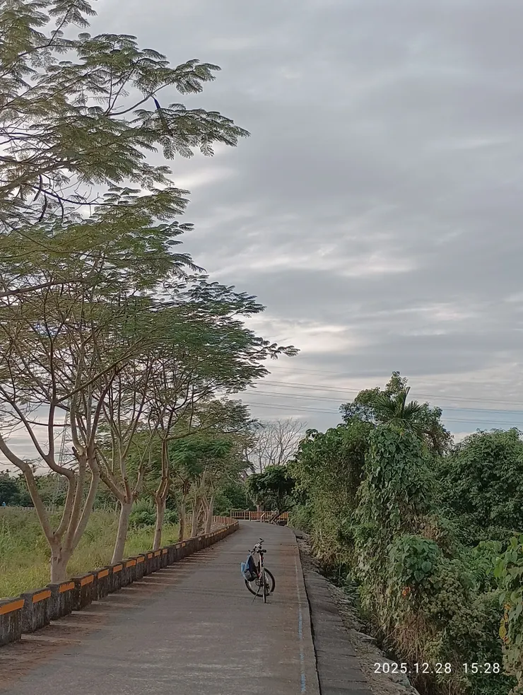 少年載酒游情滿，皆自拍攝