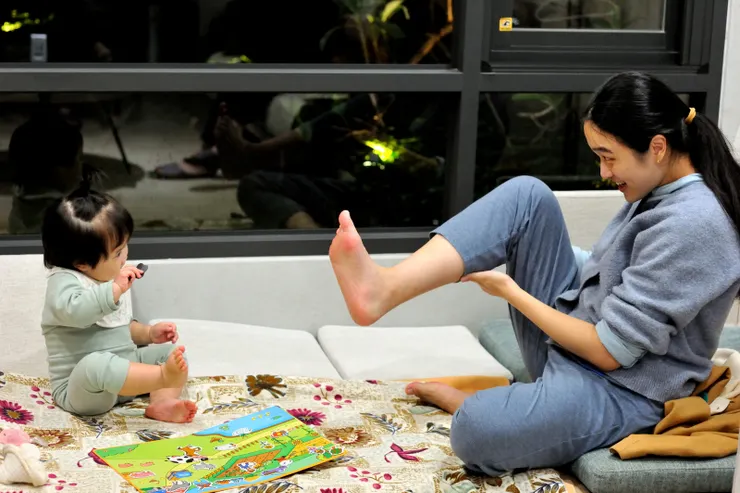 【長長的假期萬萬回來過第二個年！在長窗下耍廢台，和媽媽玩「請妳跟我這樣做！」