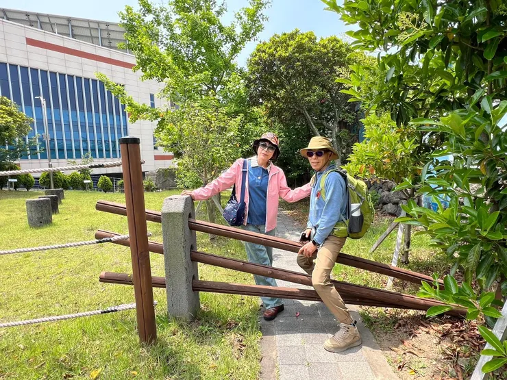 三根木頭都放下來 → 家裡有人,歡迎來訪。 放上一根木頭 → 主人外出一下,馬上回來。 放上兩根木頭 → 主人外出,今天内會回來。 三根木頭都放上去 → 全家出遠門,短期內不會回來。