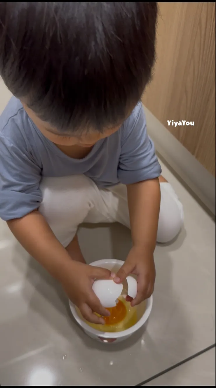 現在每次一看到雞蛋從冰箱拿出來，就搶著要打蛋