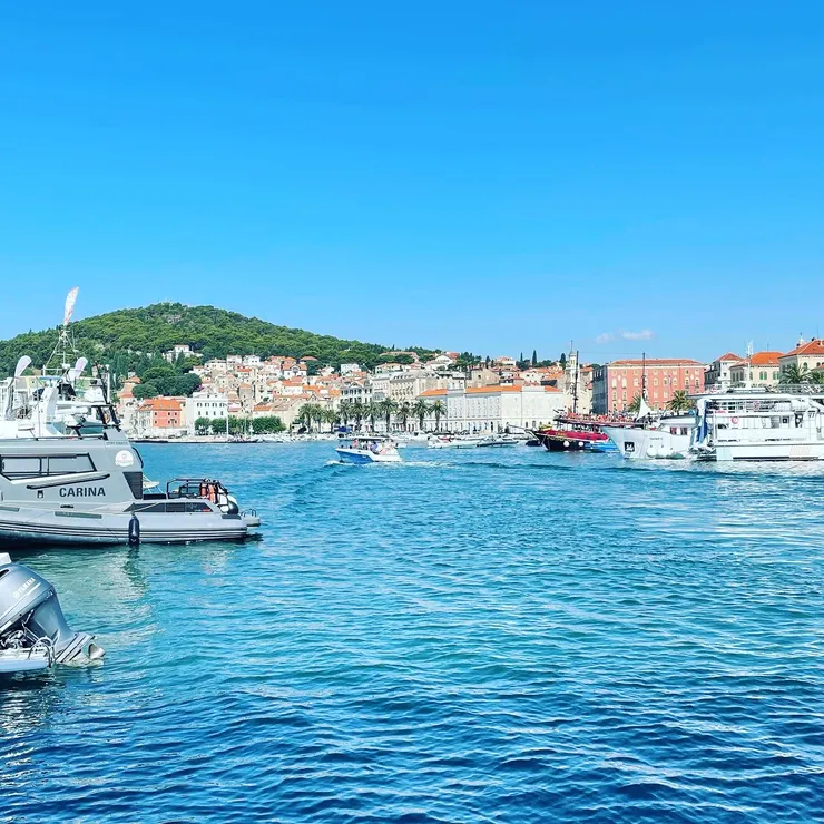 Riva旁的各家遊艇停靠港