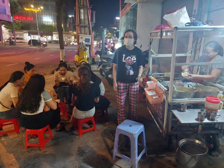 跟當地人坐板凳一起吃甜點