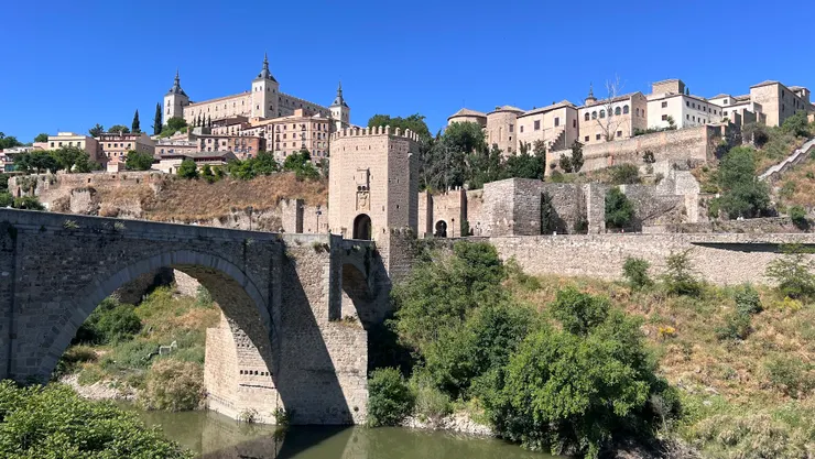 阿爾坎塔拉橋橫跨塔霍河， 來到阿爾坎塔拉城門前。