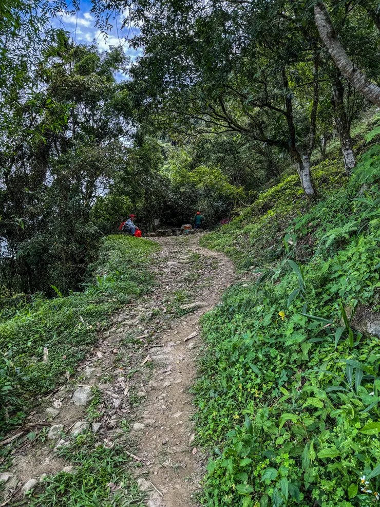 快到登山口前有石桌供山友休息(二位志工大哥正在休息)