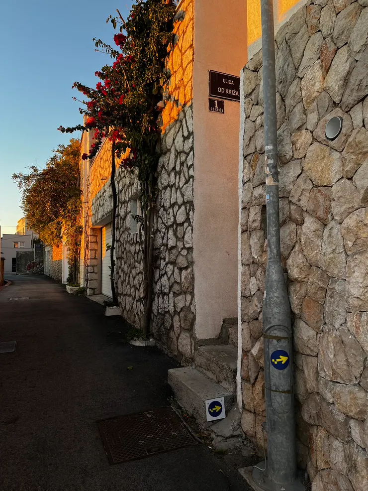 請記得這條通往登山口的階梯入口！是一條一路向上的階梯路。