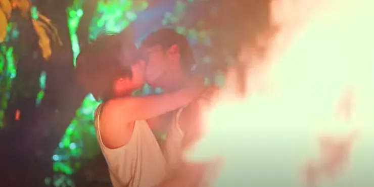 在火光中熱烈的擁吻。