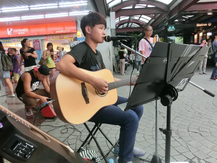 照片拍攝自2015年舊火車站街頭演唱