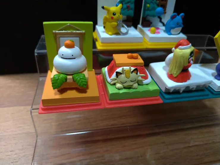 百變怪&喵喵，百變怪假扮鏡餅(超可愛)，喵喵的被子上面有火箭隊的R