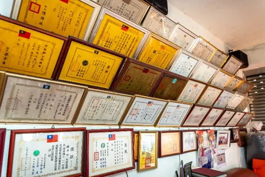 牆壁上掛滿得獎的獎狀，是老爺爺種茶的驕傲。