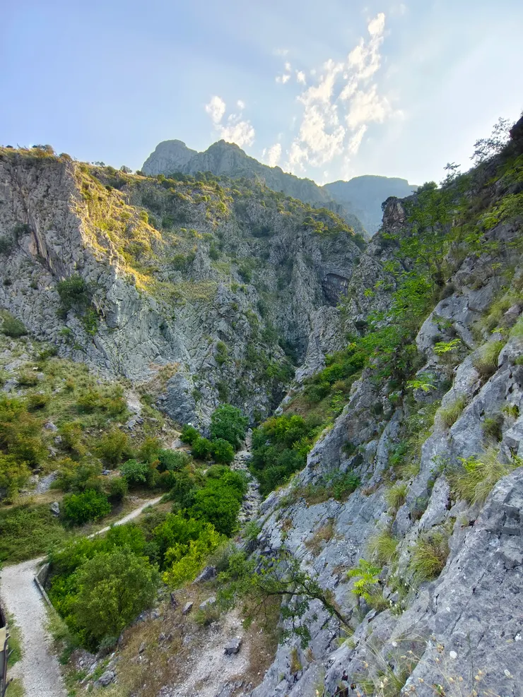 步道沿路山景也壯觀