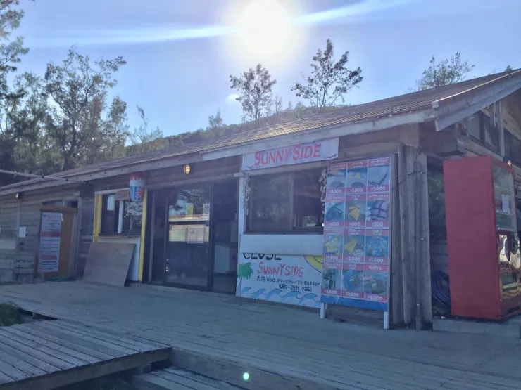 沙灘上的小木屋有2家餐廳可供選擇，圖片左側即為淋浴間│拍攝於古座間味海岸