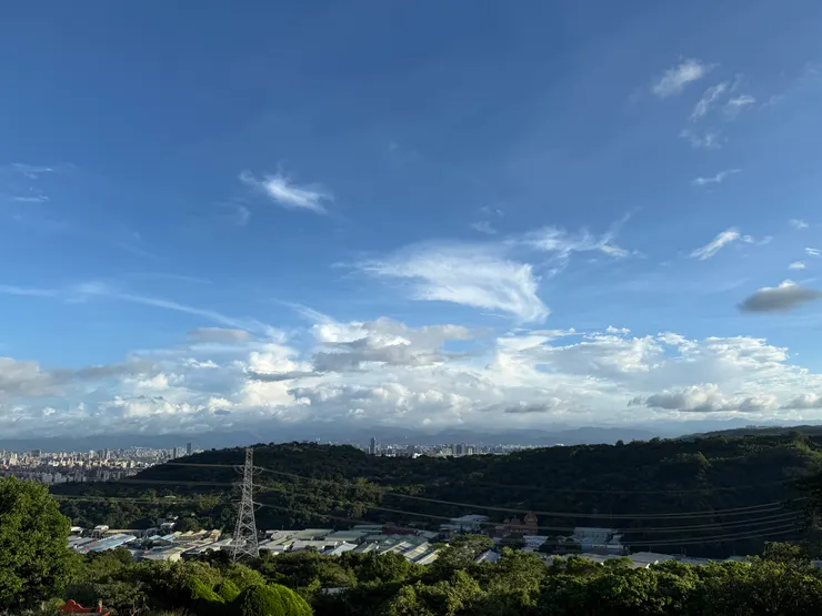 2025/09/21 回家路上的邊坡風景