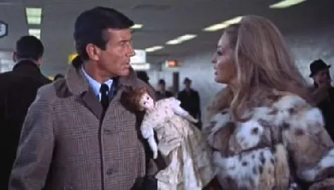 疑似覺得被盯上了，隨機轉手給蘇西的老公請他代為保管