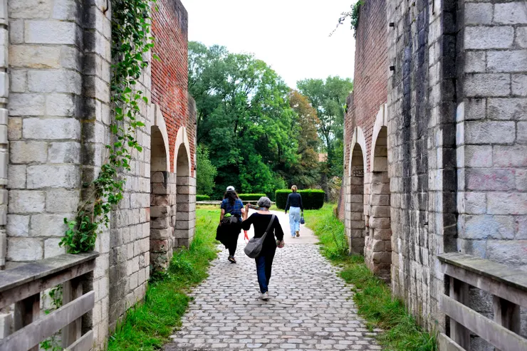 【河流草地池塘森林與沃邦城堡！大公園中心有座五星形的里爾城塞，修建於1667年至1670年間，有「城塞皇后」之稱，由塞巴斯蒂安·勒普雷斯特雷·德·沃邦設計。】