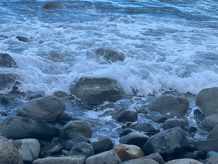 波滔洶湧，但終將碎沫。而在萬千輕撫之下，終究會軟化那間如金石的　心