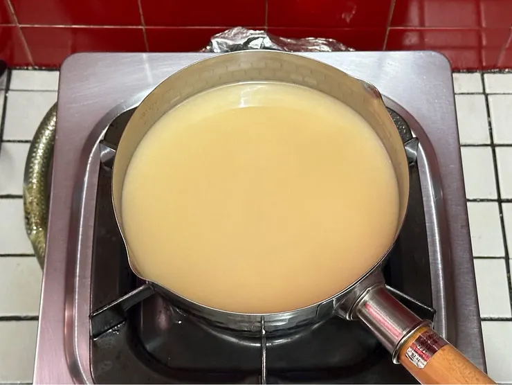 奶白色的湯底，感覺有滿滿的骨膠原！包裝提議要加400ml清水，但個人的鍋不夠大，建議可以不用加那麼多。