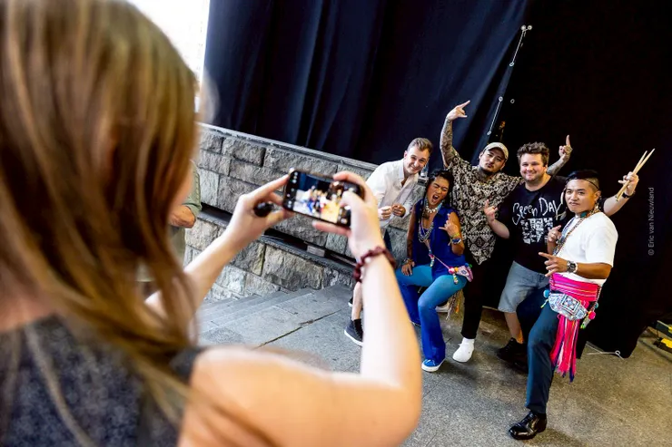 搖滾樂團「漂流出口」於波蘭場演出後與當地熱情的粉絲合影。 (圖/Eric van Nieuwland 提供)