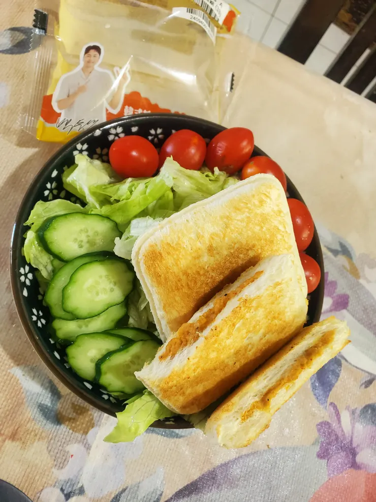 搭配滿滿的生菜一起吃