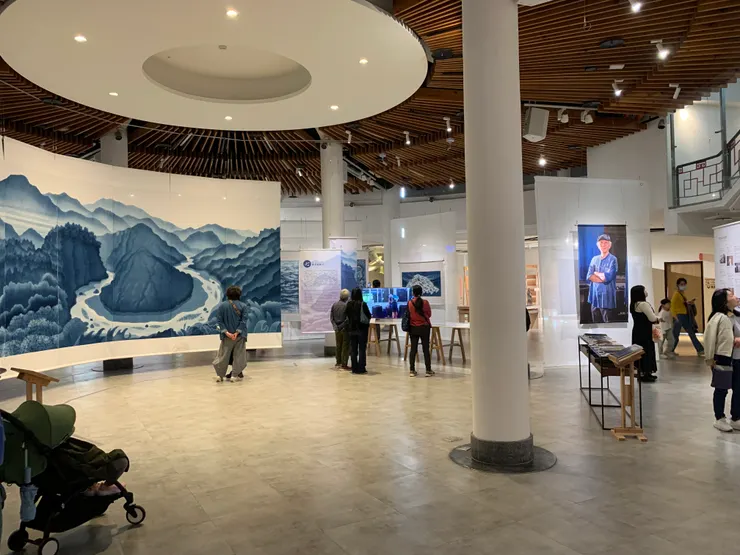 明亮舒適寬敞的展覽空間，眼前的人與展物正和諧同框。