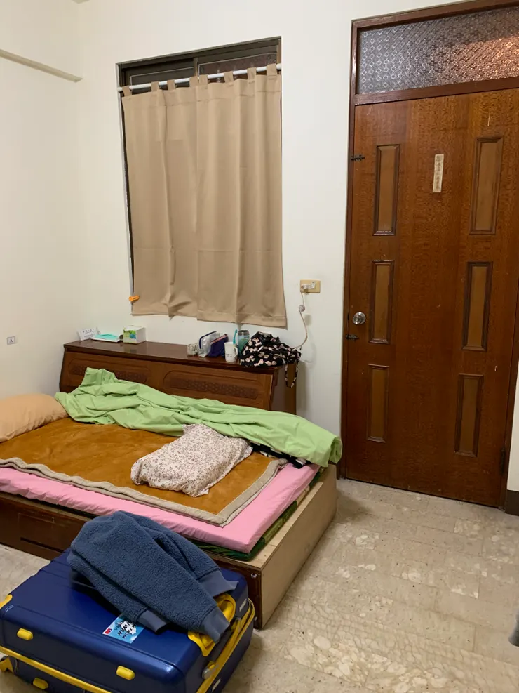 原以為是雙人房,結果我住三人房;原以為是木板床,結果有乳膠床墊