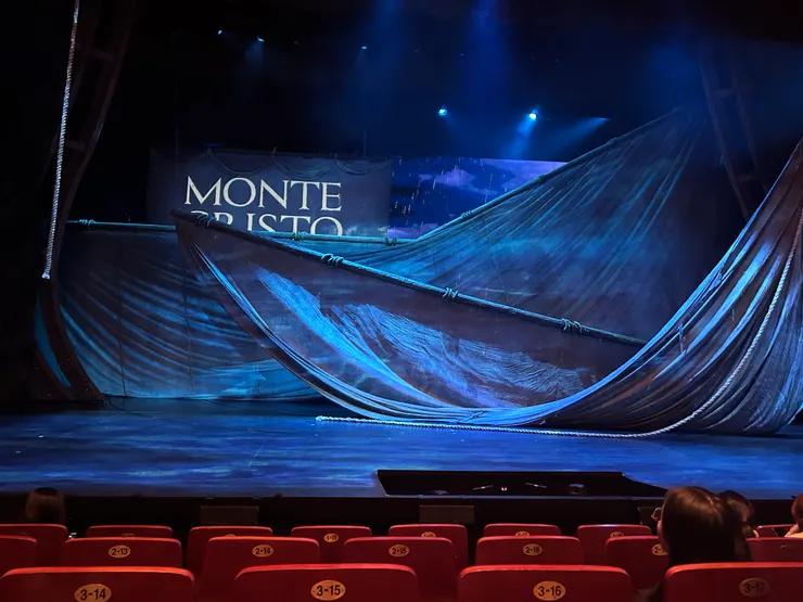 第一天坐的是第五排，入座的時候瘋狂跟朋友說這也太近了吧救命⋯⋯