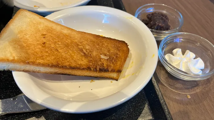 奶油和紅豆一起出現在吐司上真的很搭。