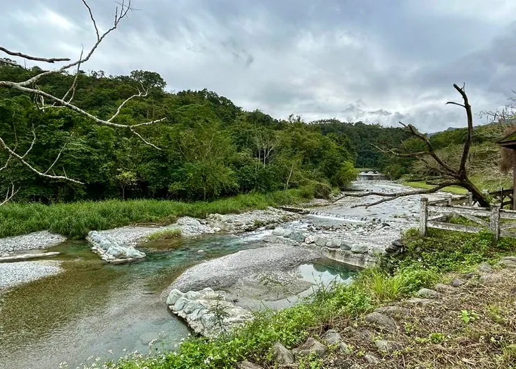 圖10 白鮑溪溪流清澈，周邊風景優美