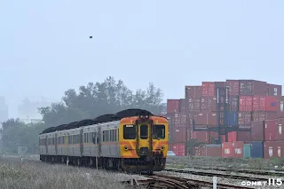 專列停在台中港貨運辦公室的貨場準備掉頭
